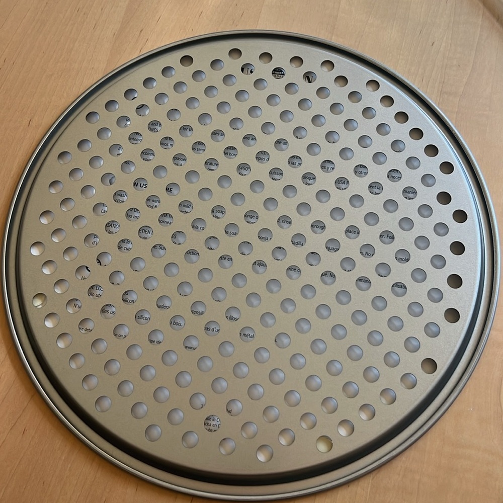 ๐ USA PAN Pizza Pan with Holes 13inch - Picture 6 of 7